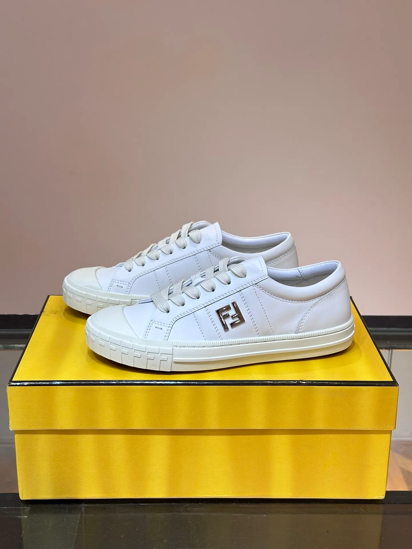 Men's Men's Shoes 💰380 [New Style] 🍿🍿Fendi Fendi Casual Sneakers Skateboard Shoes, the new Domino sneakers have become a favorite shoe. For those who want to create a simple and FENDI-characteristic look, this shoe is the perfect choice. Because this sneaker is one of the most cost-effective among FENDI's entry-level sneakers, it provides a great opportunity to attract and attract all customers who love easy and comfortable everyday sneakers. Size: 38-45 (men’s size 38.45 customized)